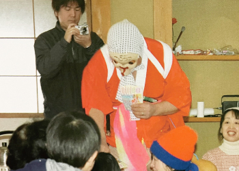 大場沢獅子舞（観客の中に入るヒョットコ）